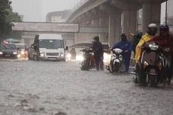 Vì sao cứ mưa to là đường phố Hà Nội thành sông?
