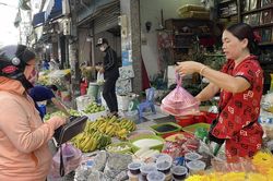 Nhộn nhịp thị trường Tết Đoan Ngọ tại TP Hồ Chí Minh