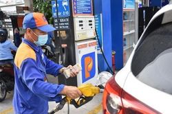 Từ chuyện giá xăng ở Malaysia: Trông người nhưng phải biết rõ ta!