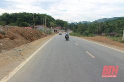 Đẩy nhanh tiến độ thi công QL 15 từ thị trấn Hồi Xuân đến thị trấn Ngọc Lặc