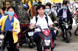 Chính trị - Xã hội Pháp luật - Cuộc sống Điều khiển xe máy điện không đội mũ bảo hiểm: Xử lý nghiêm
