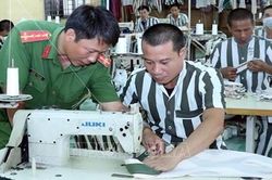 Bộ trưởng Tô Lâm trình bày Nghị quyết thí điểm mô hình tổ chức lao động, hướng nghiệp, dạy nghề cho phạm nhân ngoài trại giam