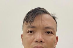 Biểu hiện lạ của gã đàn ông đứng trước cổng chợ