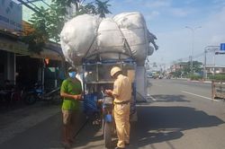 Cảnh sát giao thông TP HCM xử lý xe tự chế, xe lôi chở hàng cồng kềnh
