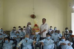 Lãnh đạo thành phố Đà Nẵng thăm, tặng quà người cao tuổi