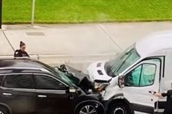 Mỹ: SUV nát đầu vì tài xế vừa lái xe vừa mải 'mây mưa'