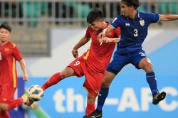 Văn Tùng bị HLV Gong Oh Kyun 'chơi khăm' trong lễ sinh nhật