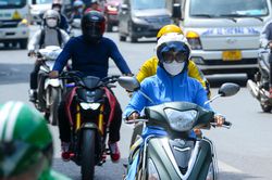 Người Hà Nội ngột ngạt dưới nắng nóng gần 40 độ C