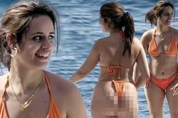 Camila Cabello diện bikini nhỏ xíu lộ rõ vóc dáng 'phát tướng'