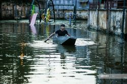Ngập nước, người dân bơi thuyền, bắc 'cầu khỉ' giữa lòng Thủ đô