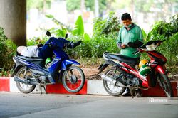 Hà Nội: Người dân ngột ngạt dưới ánh nắng gay gắt gần 40 độ C