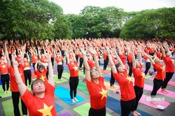 Hà Nội: Hơn 1.000 người ở nhiều lứa tuổi tham gia đồng diễn Yoga