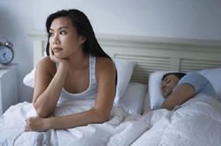 Chồng hơn 15 tuổi muốn có thêm con nhưng 'trốn yêu', vợ trẻ chán nản nhờ dân mạng tư vấn