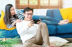 Tìm người bạn trung thành cho chồng bằng chú cún cưng... ảo