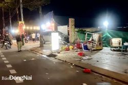 Ô tô 7 chỗ lao lên vỉa hè, 3 người thương vong