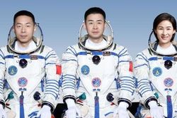 Trung Quốc đưa phi hành đoàn thứ ba lên trạm vũ trụ mới