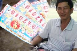 Tài xế ba gác trúng độc đắc nhờ vé số ế và quyết định lạ đời: Chia sạch 6,6 tỷ tiền thưởng