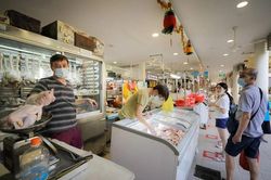 Không chỉ ngành cơm gà Singapore khủng hoảng vì giá cả