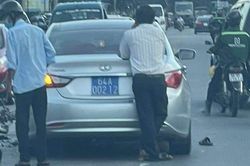 Ôtô biển xanh va chạm xe máy, một người chết