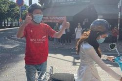 Vừa đến Việt Nam, Mr. Nawat lộ ảnh được Hoa hậu Thùy Tiên chở bằng xe máy trên đường phố TPHCM