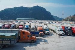 Lạng Sơn: Tình trạng ùn ứ xe hàng tại các cửa khẩu vẫn đang tiếp diễn