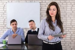 Nhìn gợi tình, nháy mắt liên tục bị coi là quấy rối tình dục: Mơ hồ và khó chứng minh