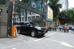 Công an và kiểm sát viên xuất hiện tại Bộ Y tế và nhà riêng ông Chu Ngọc Anh