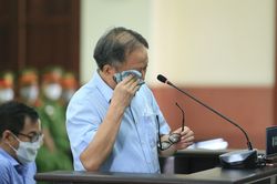 Ông Tất Thành Cang bật khóc tại tòa