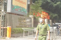 Công an xuất hiện ở trụ sở Bộ Y tế và nhà riêng ông Nguyễn Thanh Long