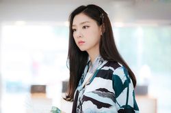 Chị dâu cắt nát chiếc áo tôi mới mua tặng mẹ chồng, tôi nóng mặt giật lại, để rồi ngã ngửa khi chị ấy nói lý do