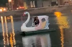 Clip: Cặp đôi hôn nhau ngấu nghiến khi đi đạp vịt ở Hồ Tây khiến dân mạng nổ ra cuộc tranh cãi