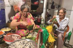 Bán bánh ú nuôi con ăn học thành tài