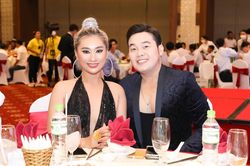 Hoa hậu thiện nguyện Trịnh Lan Trinh thân mật cùng ca sĩ Khánh Bình tại sự kiện