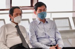 Ông Trần Vĩnh Tuyến trao đổi riêng với luật sư trước phiên tòa
