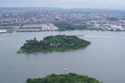2 hòn đảo bỏ hoang giữa khu đất vàng New York