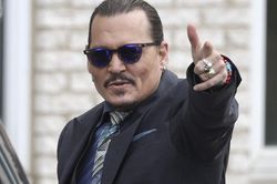 Depp vẫn hái ra tiền