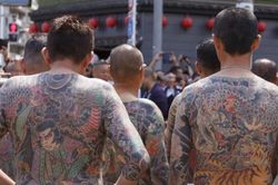 Các băng nhóm yakuza khổ sở vì không được dùng điện thoại đời mới