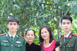 Hai anh em sinh viên trong sắc áo lực lượng vũ trang
