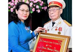 Một gia đình có 3 người cùng nhận Huy hiệu Đảng