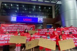 Hà Nội: Vì sao cư dân chung cư Viễn Đông Star căng băng rôn trước trụ sở UDIC?