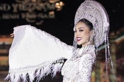 Mỹ nhân Thái Lan trình diễn áo dài cùng các Hoa hậu và Á hậu Việt Nam
