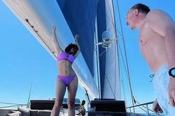 'Bom gợi cảm' Salma Hayek tung ảnh bikini trên du thuyền cùng chồng tỷ phú