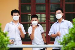 Hình ảnh biểu cảm 'đa chiều' của thí sinh và phụ huynh trong Kỳ thi vào lớp 10
