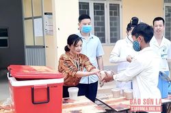 Cô giáo vùng cao giàu lòng nhân ái