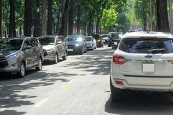 TPHCM xử lý nạn đỗ sai quy định, lấn chiếm vỉa hè: Tài xế, chủ bãi xe phớt lờ?