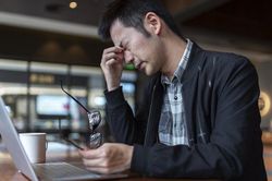 Chê đồng nghiệp nữ nhiều chuyện và lười việc, nam nhân viên bị đại học đuổi việc