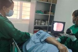 Nuốt đau, không ăn uống được, người đàn ông bất ngờ phát hiện xương khủng mắc trong thực quản