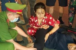 Gặp người phụ nữ bị tai nạn gãy chân, trinh sát hình sự 'lộ' tài bó xếp xương khớp