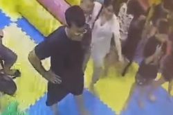 Bé gái 4 tuổi bị đánh ở khu vui chơi