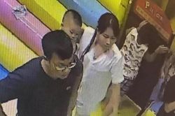 Phẫn nộ gã đàn ông đánh bé gái 4 tuổi tới tấp tại khu vui chơi trẻ em